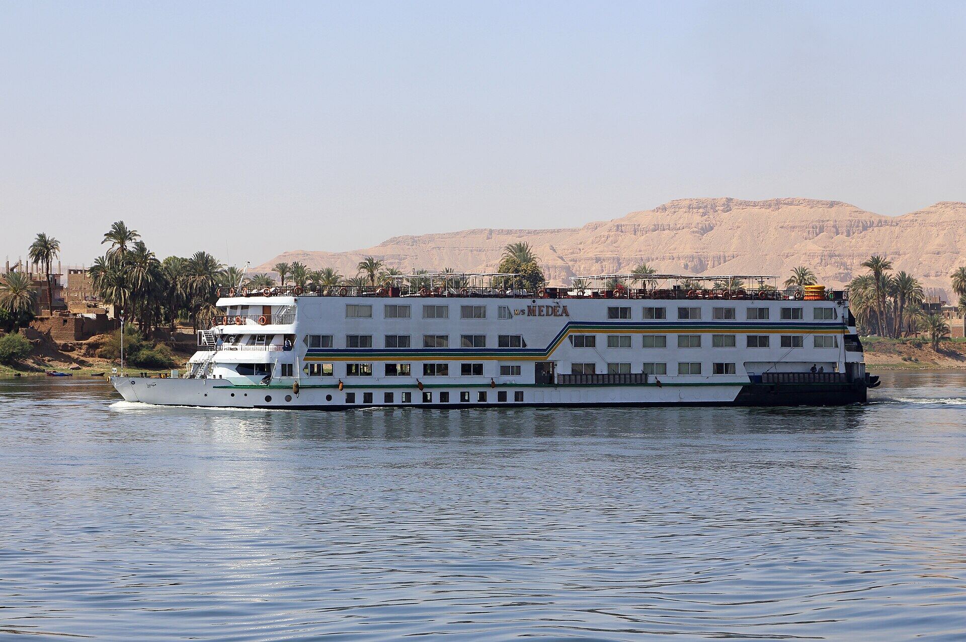 باخرة نيلية فاخرة تبحر في النيل